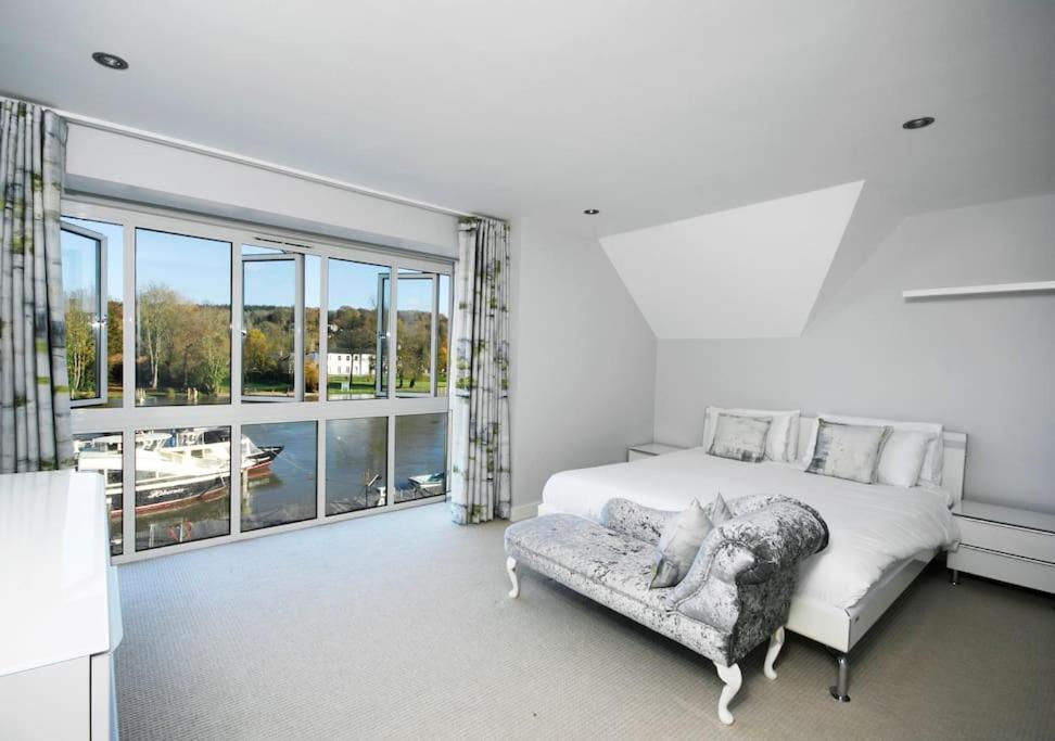 The Oars - Riverfront Holiday home *