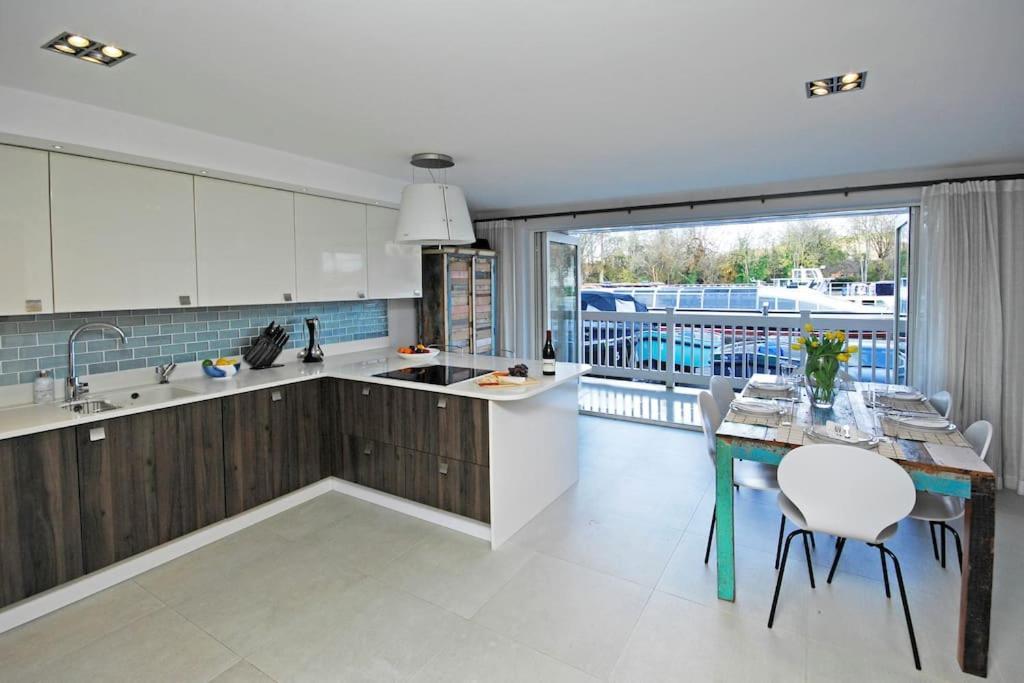 The Oars - Riverfront Holiday home *